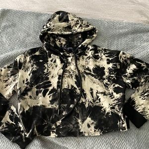 One ❤️ Clothing Cropped hoodie